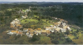 le village de Haselbourg construit autour de son oppidum