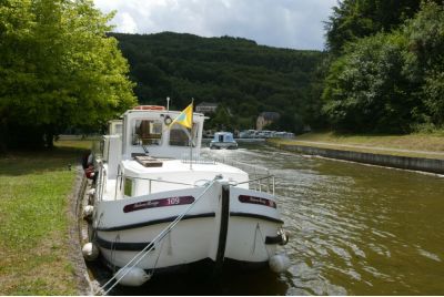 Bateau sur le canal à Lutzelbourg - J-C_ KANNY